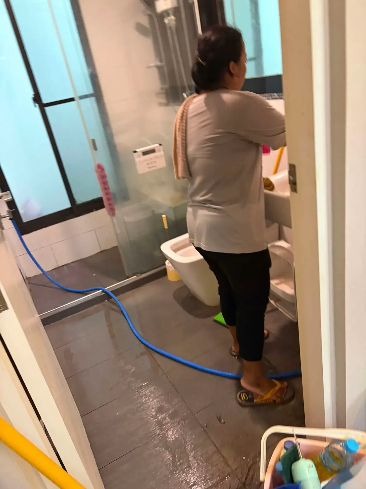 ล้างพื้นห้องน้ำคอนโดภูเก็ตให้สะอาดไร้คราบ