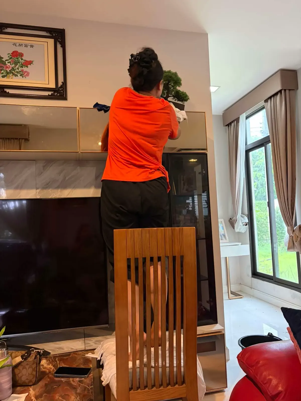 เช็ดทำความสะอาดหลังตู้และจุดอับฝุ่นในบ้านภูเก็ต