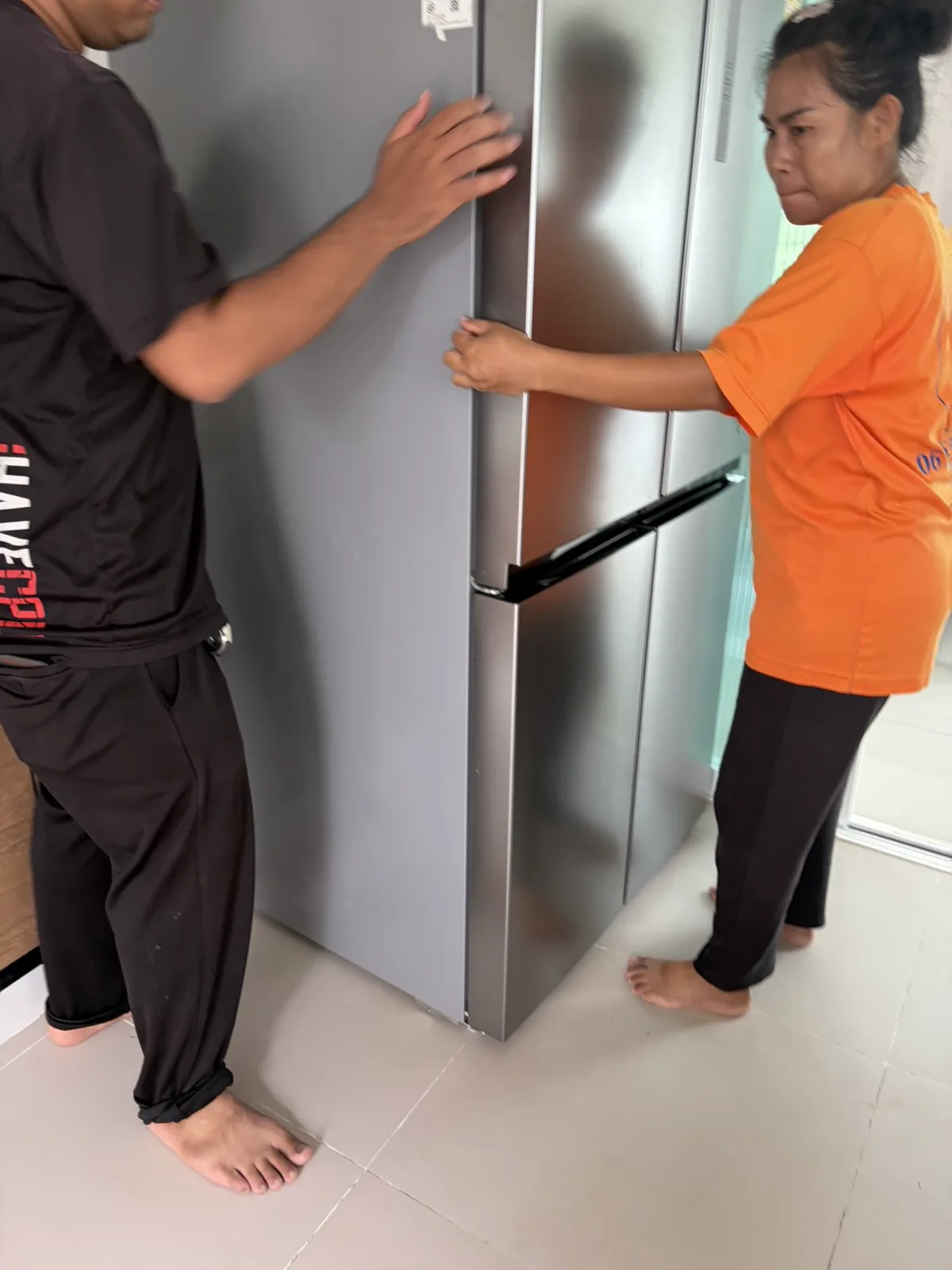 ทีมงานเช็ดล้างตู้เย็นและอุปกรณ์ครัวทุกจุดในงาน Deep Cleaning ภูเก็ต