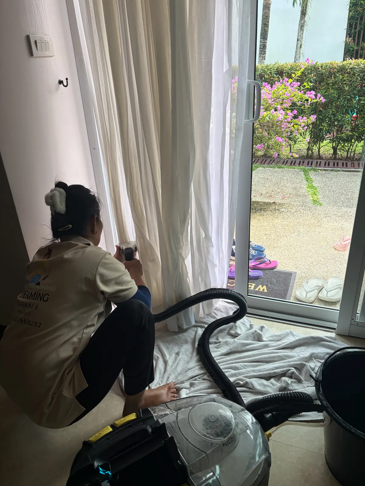 ซักผ้าม่านโปร่งด้วยเครื่องดูดสกัดคราบในบ้านภูเก็ต
