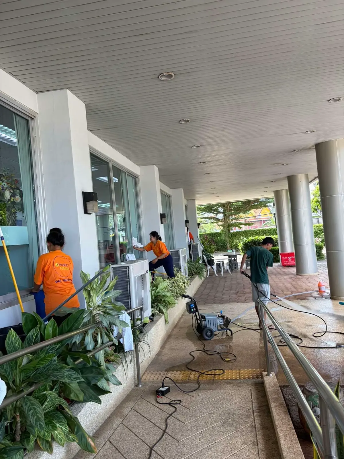 ทีมแม่บ้าน Phuket Maid Service เช็ดกระจกอาคารสำนักงานในภูเก็ต