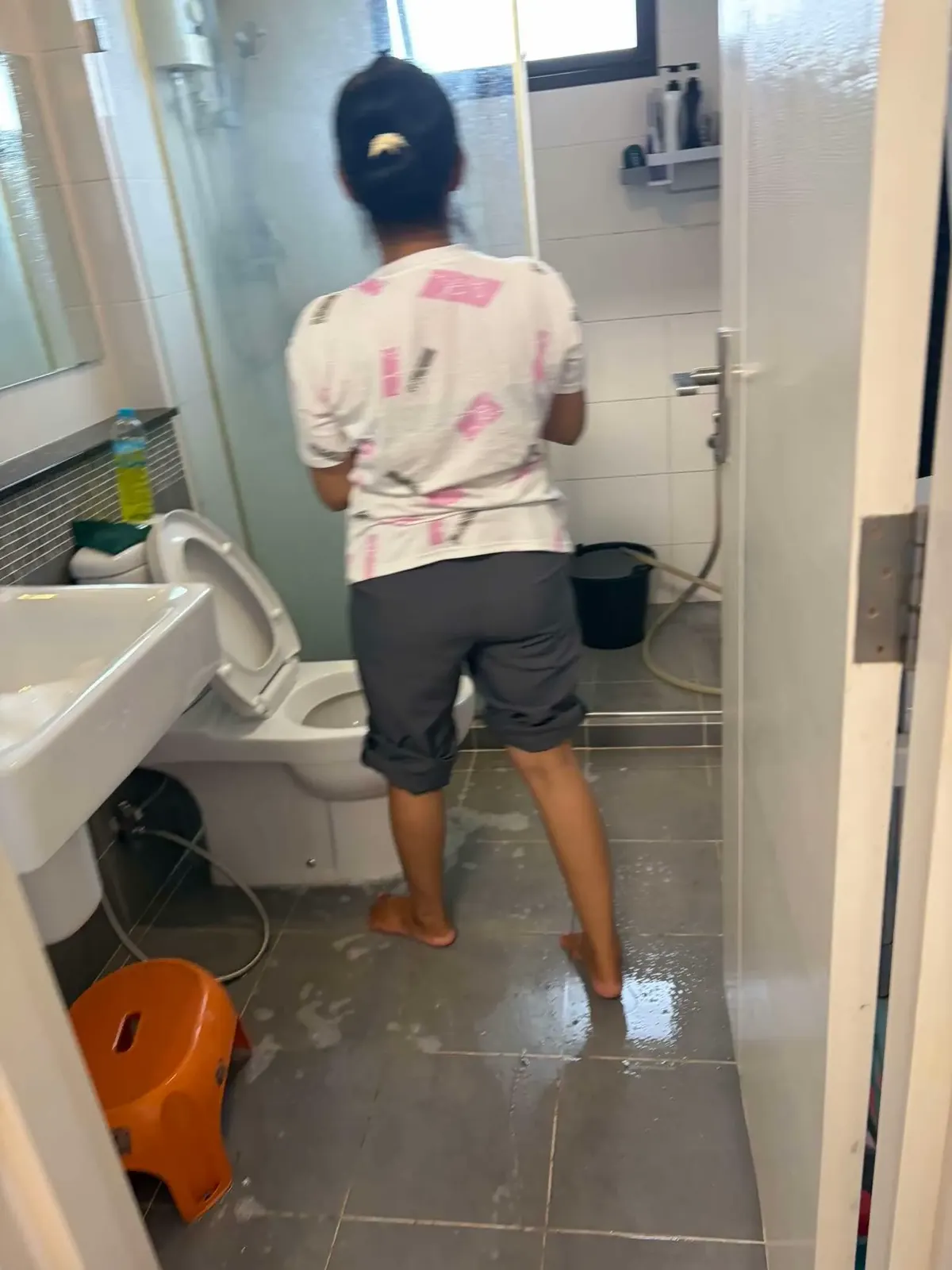 แม่บ้านรายวันภูเก็ตขัดล้างห้องน้ำและสุขภัณฑ์